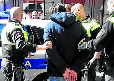 Imagen secundaria 1 - En la primera imagen, Colas en la entrada a una discoteca de moda en Uribitarte. Hasta siete patrullas vigilaban la zona el pasado fin de semana. En la segunda, detención en Bilbao. Y en la tercera, Dos ertzainas cubren un incidente en un local de hostelería del Casco Viejo bilbaíno en el turno de noche, la madrugada del sábado al domingo pasados. 