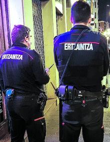 Imagen secundaria 2 - En la primera imagen, Colas en la entrada a una discoteca de moda en Uribitarte. Hasta siete patrullas vigilaban la zona el pasado fin de semana. En la segunda, detención en Bilbao. Y en la tercera, Dos ertzainas cubren un incidente en un local de hostelería del Casco Viejo bilbaíno en el turno de noche, la madrugada del sábado al domingo pasados. 