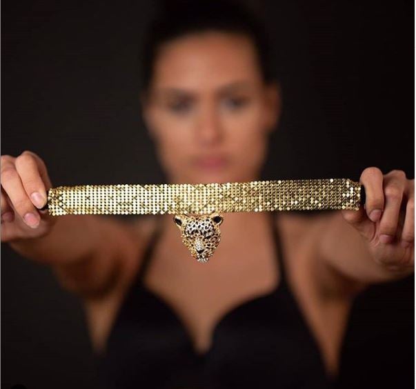 La prenda incorpora tirantes intercambiables que evitan los cierres tan poco estéticos que se veían ahora 