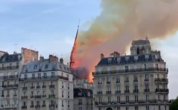 El momento en el que se desploma la aguja de la catedral de Notre Dame