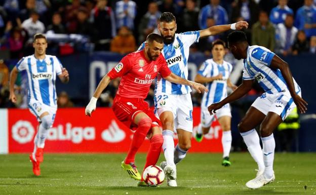 Benzema, rodeado de futbolistas del Leganés. 