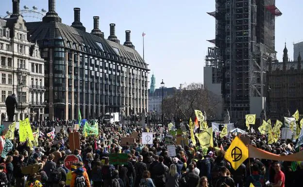 Manifestación contra el cambio climático, este lunes, en los alrededores del Parlamento británico, en Londres.