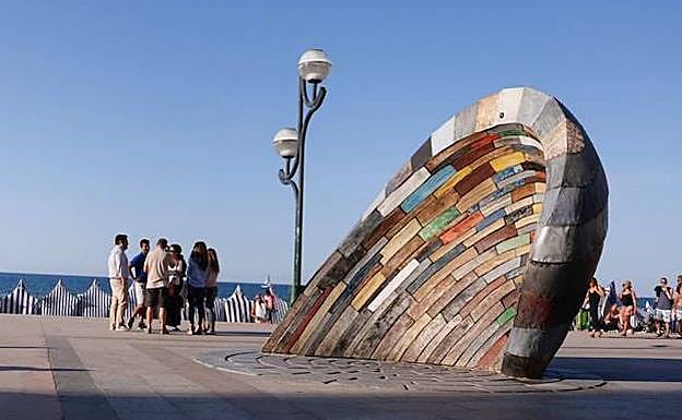 La obra semicircular y colorida se encuentra en el paseo de la playa.