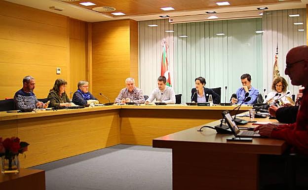 El pleno reprochó al equipo de gobierno los contratos prorrogados que deberían haberse adjudicado de nuevo,  