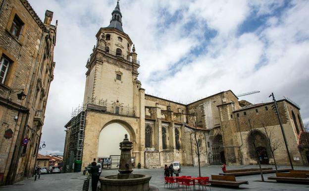 La catedral Santa María ha tañido sus campanas en solidaridad con Notre Dame.