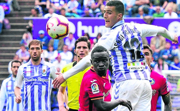 Sergi Guardiola intenta el remate ante el central del Getafe Djené 