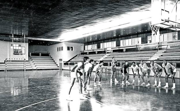 Equipo del Baskonia entrenando en Lanzáduri, con Luquero, Arana, Ibarrondo, Roitegi, Ubis, JA. Argote, JR. Argote, Pinedo, Armentia y Zurutuza. 