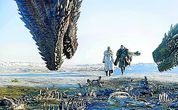 Daenerys y Jon Snow, ante sus dragones en el reino del Norte.