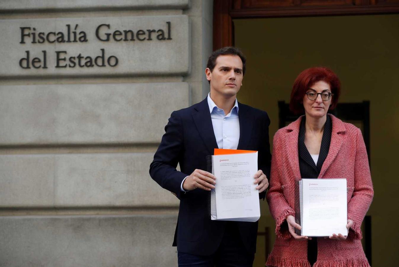 El presidente de Ciudadanos, Albert Rivera (i), y la candidata de Cs al Parlamento Europeo, Maite Pagazaurtundúa, presentan una denuncia ante la Fiscalía General del Estado por los hechos acontecidos en Rentería el pasado domingo. 