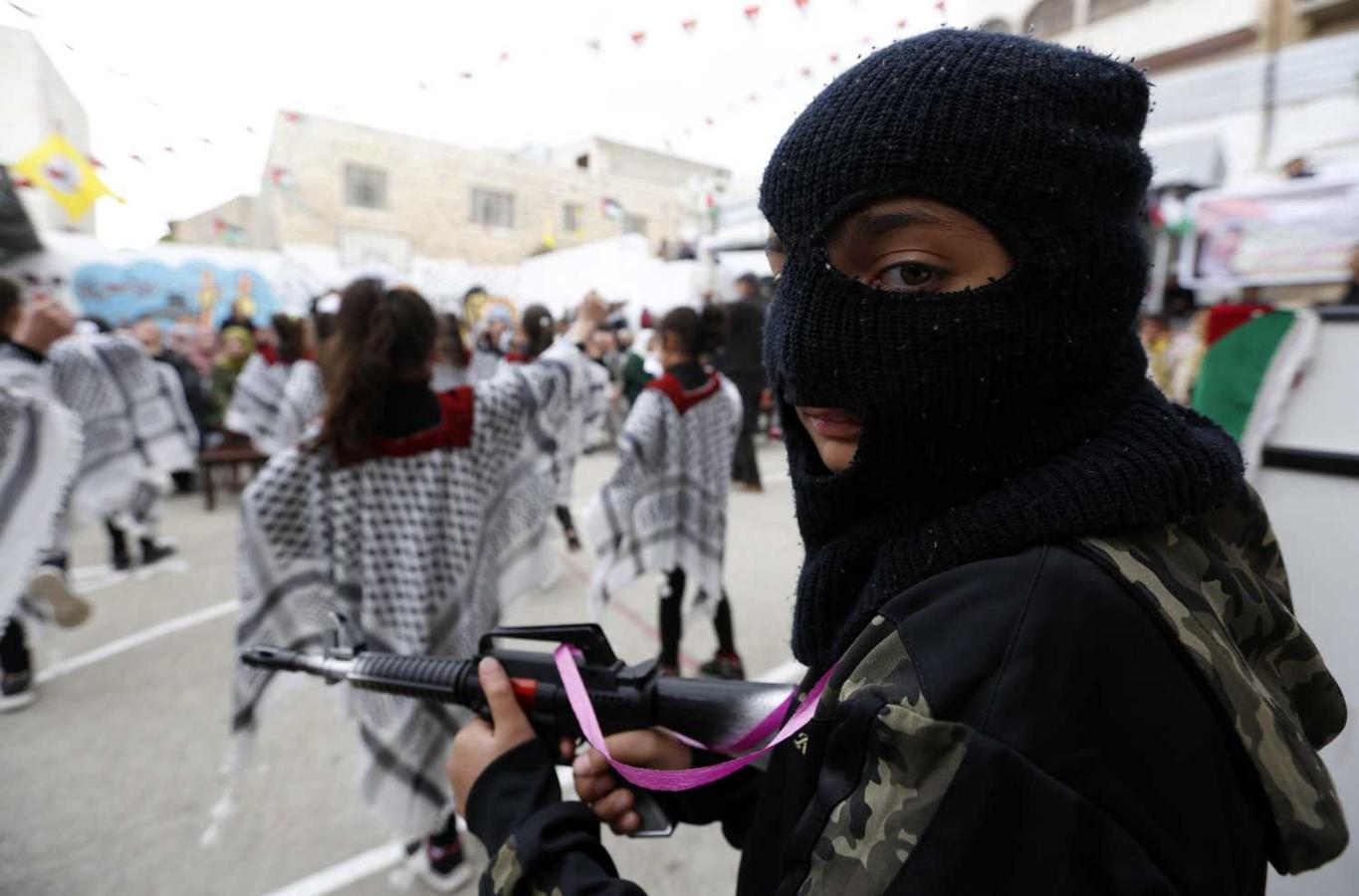 Niños participan en una ceremonia celebrada con motivo del Día de los prisioneros palestinos en Hebron (Palestina). Cerca de 400 palestinos prisioneros en cárceles israelíes han terminado su huelga de hambre comenzada el pasado 15 de abril tras un acuerdo con el Servicio Israelí de Prisiones (IPS, siglas en inglés). 