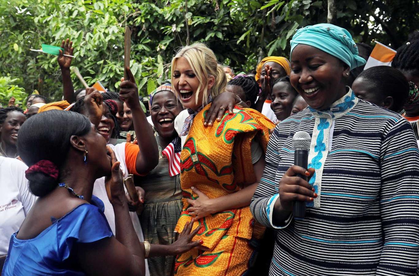 Ivanka Trump, asesora de la Casa Blanca e hija del presidente de Estados Unidos, bailando con un grupo de mujeres en una plantación de cacao en Adzope, Costa de Marfil