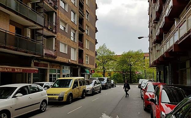 Las dobles filas son habituales en las calles del centro de Llodio.  