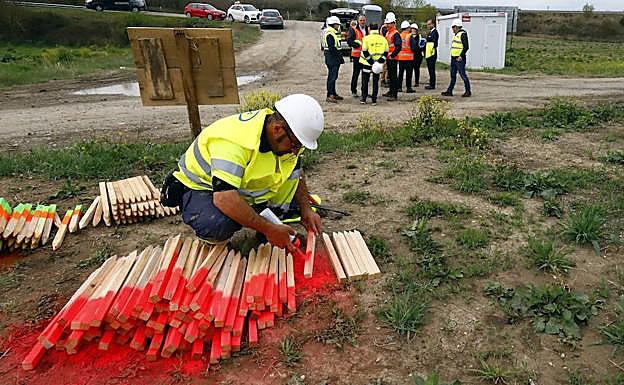 Un operario trabaja en las obras del parque solar en Arasur.