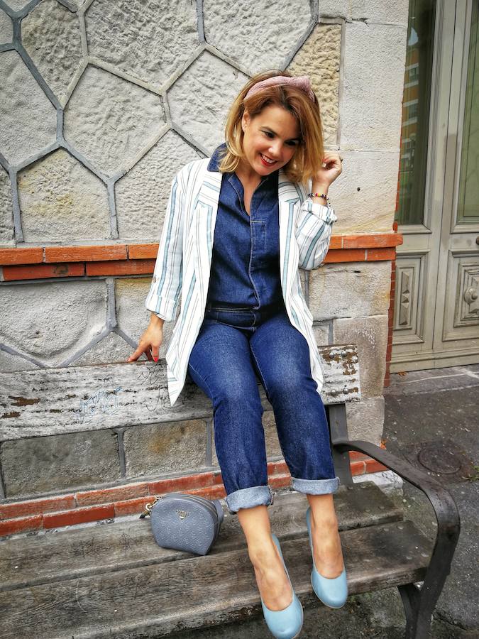 Con 'blazer' de rayas y tacones.