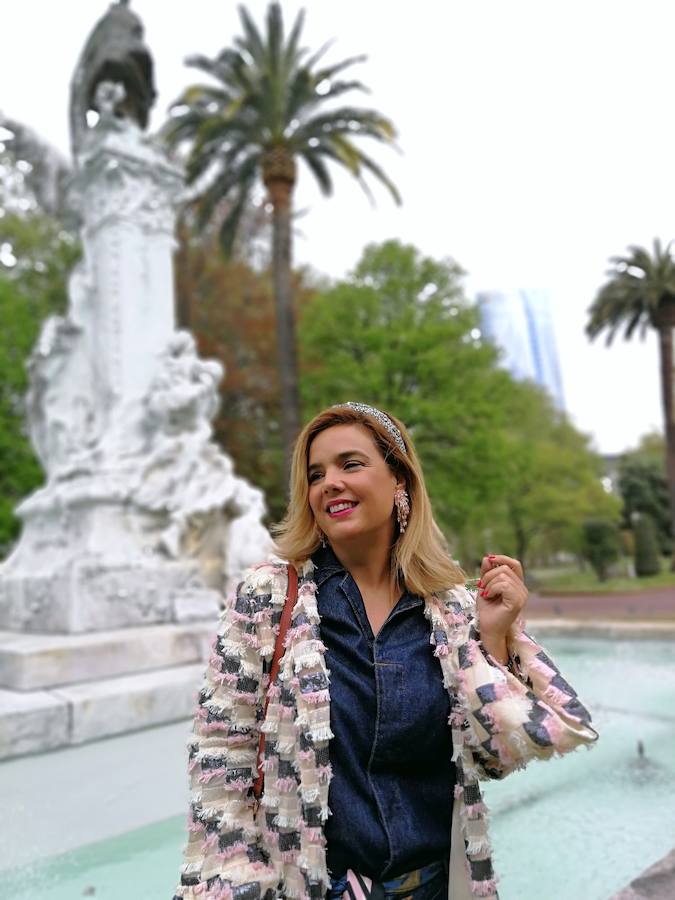 Con diadema joya y pañuelo a la cintura.