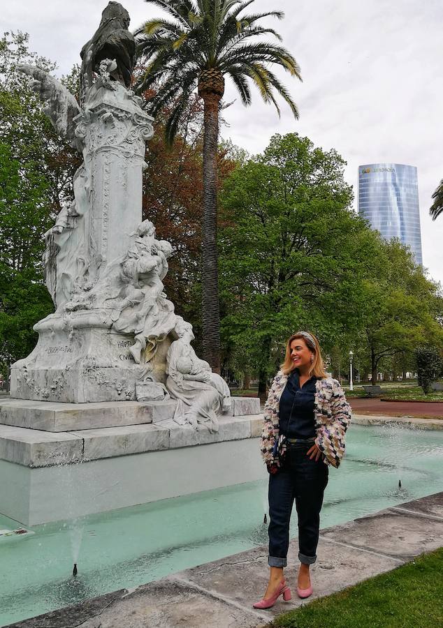 Con diadema joya y pañuelo a la cintura.