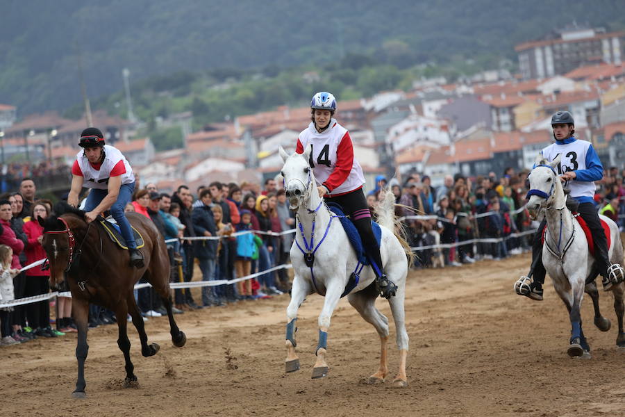 La playa Karraspio, en Lekeitio, escenario privilegiado de una carrera de caballos