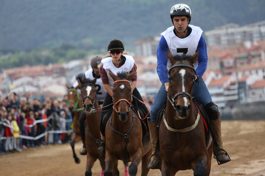 La playa Karraspio, en Lekeitio, escenario privilegiado de una carrera de caballos