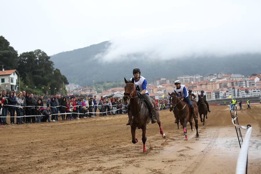 La playa Karraspio, en Lekeitio, escenario privilegiado de una carrera de caballos