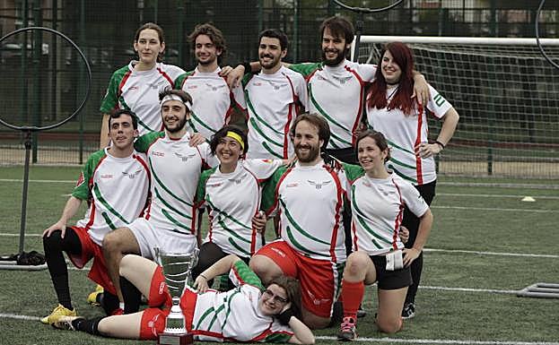 Integrantes del equipo vizcaíno, Bizkaia Boggarts, desprovistos de los palos y los balones.