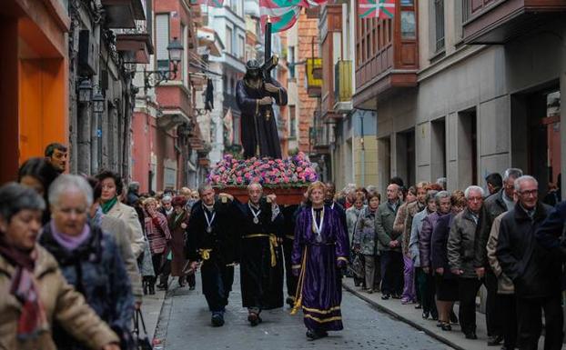 Las procesiones del Viernes Santo en Bermeo reúnen cada año a numerosos vecinos y visitantes. 