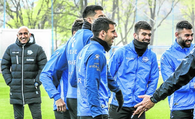 Abelardo, en segundo plano, sigue sonriente el trabajo de los suyos en un entrenamiento.