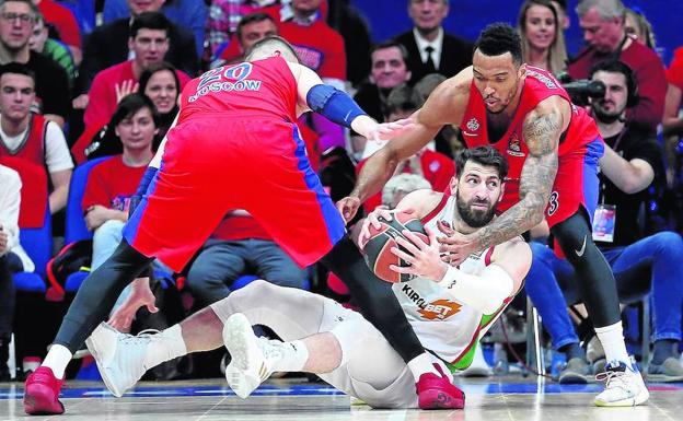 Tornike Shengelia se ve acorralado por Andrey Vorontsevich y Joel Bolomboy, durante el primer duelo de la serie contra el CSKA. 