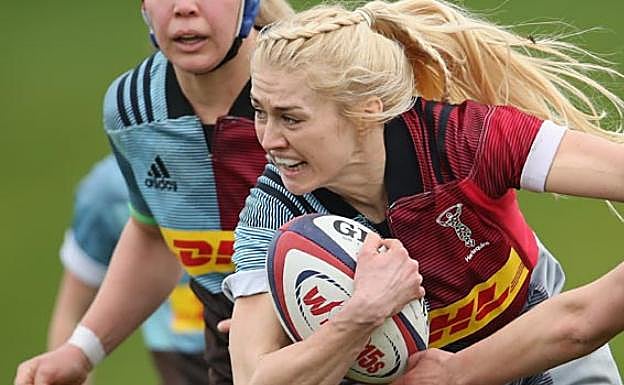 Una de las jugadoras que disputa la liga inglesa tratando de defender el balón. 