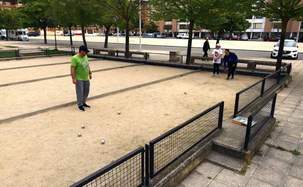 Niños y adultos aprovecha n ayer las vacaciones escolares para practicar este juego tradicional en una de las pistas de Anduva.