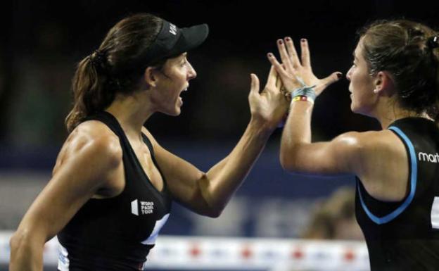 Marta Marrero y Marta Ortega celebra un tanto.