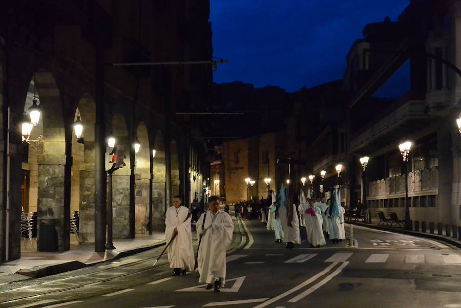 La tradicional procesión del Silencio ha vuelto a recorrer esta madrugada la villa