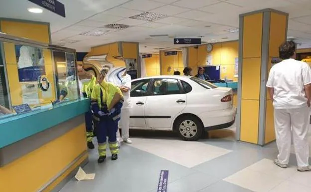 El coche, en las Urgencias del hospital. 