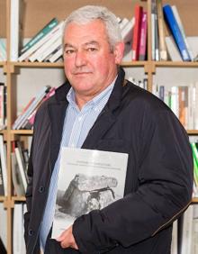 Imagen secundaria 2 - Arriba, la Chabola de la Hechicera, antes de su reconstrucción. Abajo, el mismo dolmen, con Elvillar al fondo y Luis Miguel Martínez Torres, con su último libro. 
