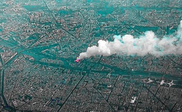 Fotograma de un vídeo grabado desde un avión, con la columna de humo levantándose desde la isla de la Cité al cielo de París.