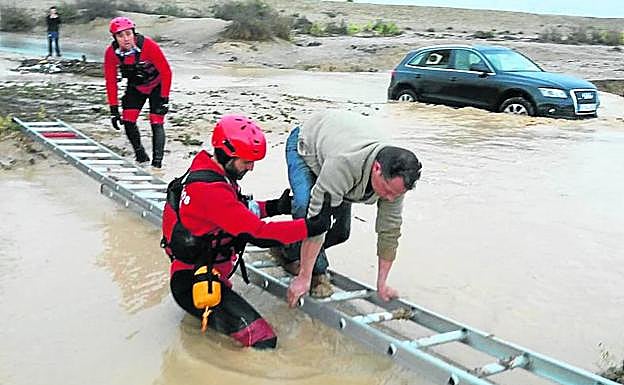Los bomberos rescatan a un hombre en Murcia. 