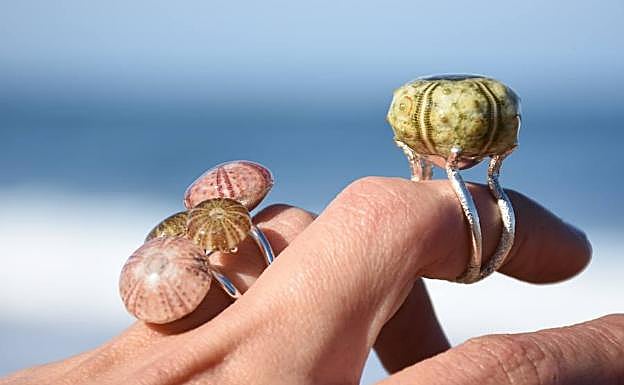 Imagen principal - Kekelis ofrece pendientes, anillos y collares elaborados con materiales recuperados que se encapsulan en resina