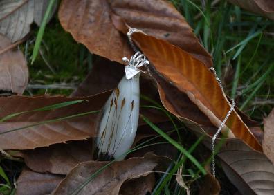 Imagen secundaria 1 - Kekelis ofrece pendientes, anillos y collares elaborados con materiales recuperados que se encapsulan en resina