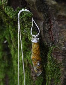 Imagen secundaria 2 - Kekelis ofrece pendientes, anillos y collares elaborados con materiales recuperados que se encapsulan en resina