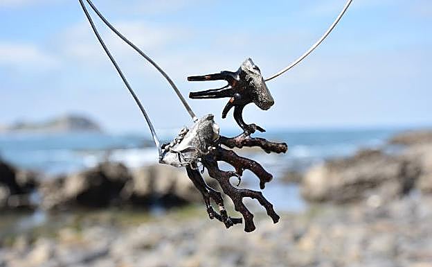 Esta firma de joyería encuentra la belleza en materiales que otros consideran desechos o basura