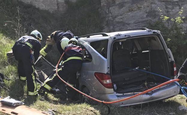 Bomberos acuden en auxilio de la mujer accidentada en Júndiz.