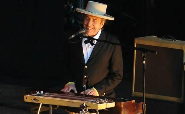 Bob Dylan toca el teclado en su concierto en el Guggenheim Bilbao, en 2012.