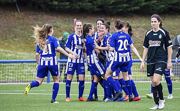 Las albiazules hacen piña para celebrar uno de los goles logrados en la segunda mitad.