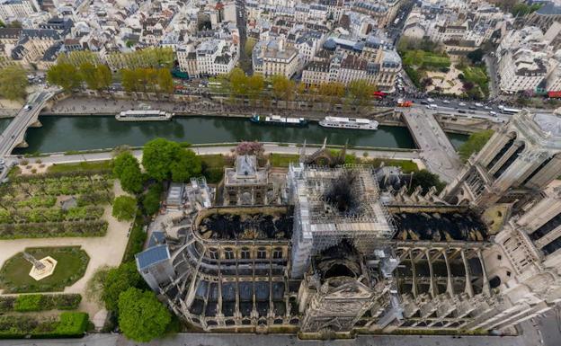 Vista aérea que revela los tremendos daños causados por el incendio en la catedral de Notre Dame. 