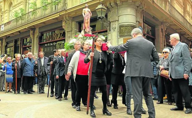 Los cargadores, cinco de ellos mujeres, del paso del Cristo Resucitado se disponen a girar en la calle Bidebarrieta.