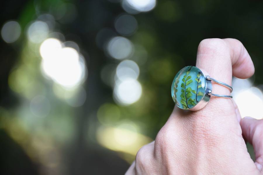 Kekelis Joyería & Alquimia es la firma de accesorios de Miren Begoña del Castillo, una bioquímica que aplica sus conocimientos científicos al diseño de piezas únicas en el barrio de San Francisco