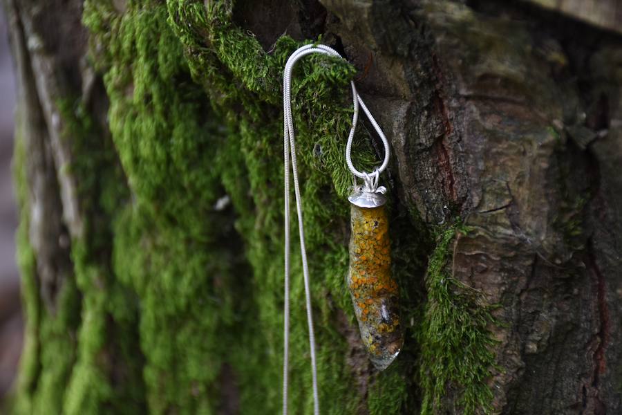 Kekelis Joyería & Alquimia es la firma de accesorios de Miren Begoña del Castillo, una bioquímica que aplica sus conocimientos científicos al diseño de piezas únicas en el barrio de San Francisco