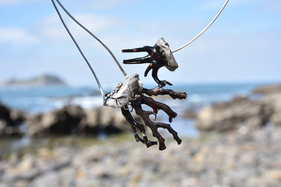 Kekelis Joyería & Alquimia es la firma de accesorios de Miren Begoña del Castillo, una bioquímica que aplica sus conocimientos científicos al diseño de piezas únicas en el barrio de San Francisco