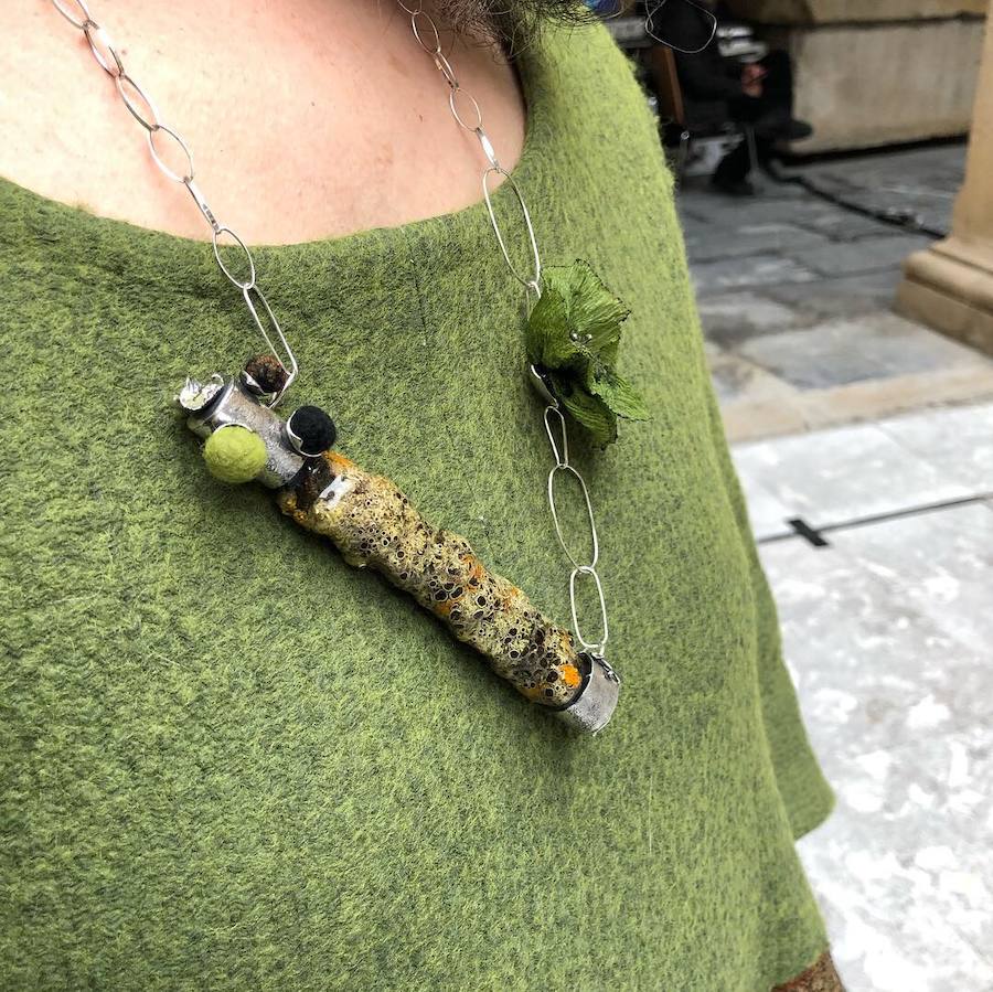 Kekelis Joyería & Alquimia es la firma de accesorios de Miren Begoña del Castillo, una bioquímica que aplica sus conocimientos científicos al diseño de piezas únicas en el barrio de San Francisco