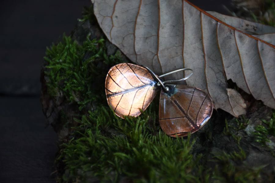 Kekelis Joyería & Alquimia es la firma de accesorios de Miren Begoña del Castillo, una bioquímica que aplica sus conocimientos científicos al diseño de piezas únicas en el barrio de San Francisco