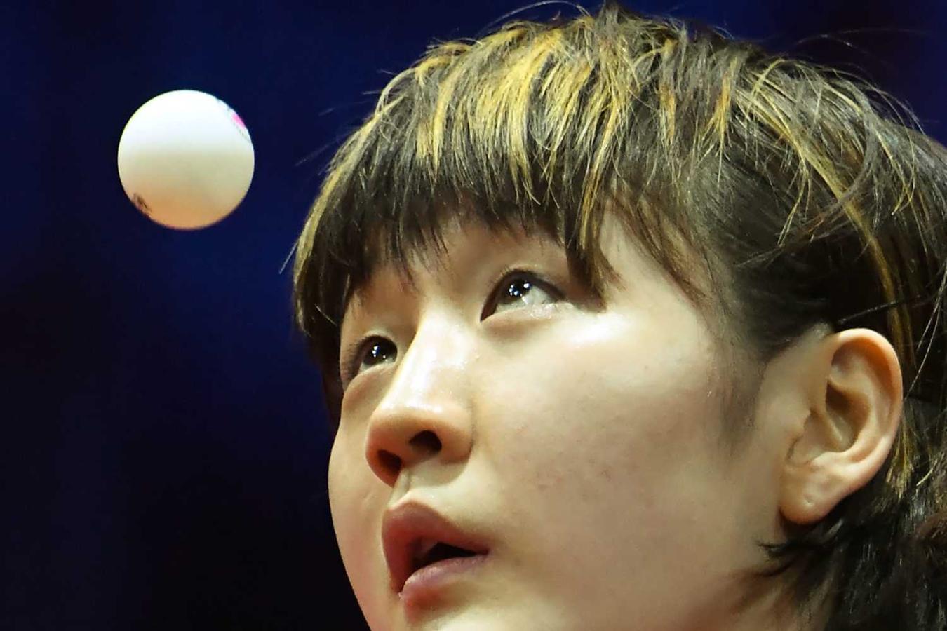 La deportista china Chen Meng sigue la bola con la mirada durante el partido del Campeonato del Mundo de Tenis de Mesa, en Budapest 